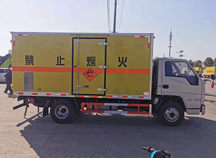 元宝山爆破器材运输车